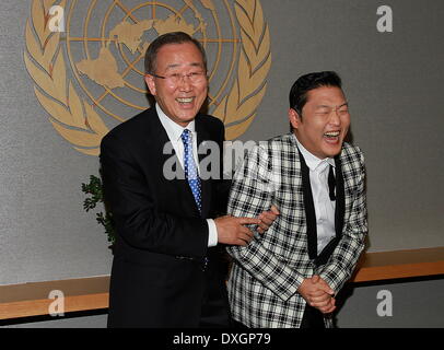 Le chanteur sud-coréen Psy aka Park Jae-sang ne l 'Gangnam Style' la danse avec le Secrétaire général des Nations Unies Ban Ki-Moon lors d'une séance de photos au siège de l'ONU comprend : chanteur sud-coréen Psy aka Park Jae-sang Où : New York City, United States Quand : 23 Oct 2012 Banque D'Images