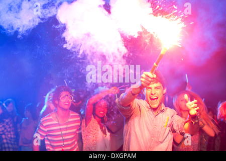 Fans avec Fireworks at music festival Banque D'Images