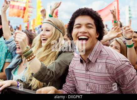 Fans cheering at music festival Banque D'Images