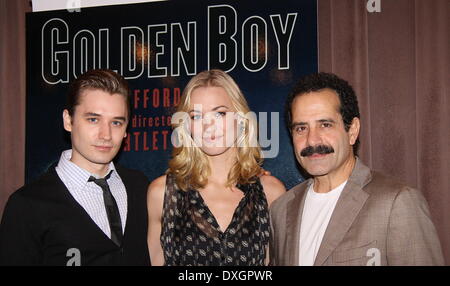 Seth Numrich, Yvonne Strahovski et Tony Shalhoub rencontre avec la troupe de Clifford Odets' 'Golden Boy', qui a eu lieu au Lincoln Center Theatre studio de répétition. Avec : Seth Numrich, Yvonne Strahovski et Tony Shalhoub Où : New York City, United States Quand : 25 Oct 2012 Banque D'Images