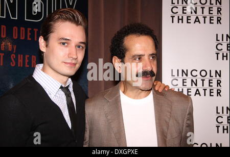 Seth Numrich et Tony Shalhoub rencontre avec la troupe de Clifford Odets' 'Golden Boy', qui a eu lieu au Lincoln Center Theatre studio de répétition. Avec : Seth Numrich et Tony Shalhoub Où : New York City, United States Quand : 25 Oct 2012 Banque D'Images