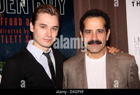 Seth Numrich et Tony Shalhoub rencontre avec la troupe de Clifford Odets' 'Golden Boy', qui a eu lieu au Lincoln Center Theatre studio de répétition. Avec : Seth Numrich et Tony Shalhoub Où : New York City, United States Quand : 25 Oct 2012 Banque D'Images