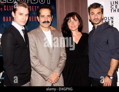 Seth Numrich, Tony Shalhoub, Dagmara Dominczyk et Michael Aronov rencontre avec la troupe de Clifford Odets' 'Golden Boy', qui a eu lieu au Lincoln Center Theatre studio de répétition. Où : New York City, United States Quand : 25 Oct 2012 Banque D'Images