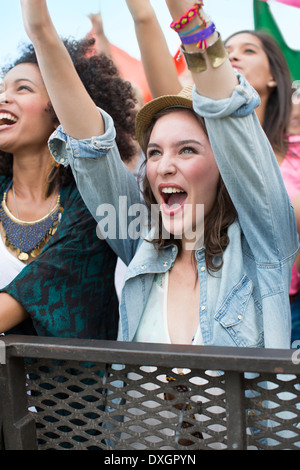 Woman cheering at music festival Banque D'Images