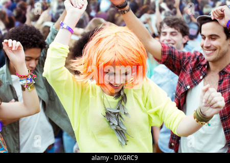 Femme en perruque dancing at music festival Banque D'Images