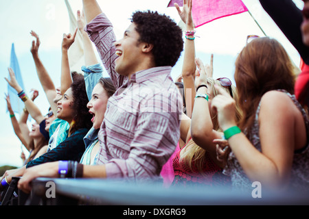 Fans cheering at music festival Banque D'Images