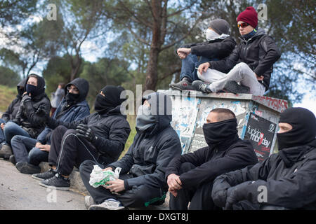 Madrid, Espagne. Mar 26, 2014. Certains étudiants ont occupé l'université et fait une barricade près de l'Université d'histoire et de philosophie, à Madrid, Espagne, le 26 mars 2014. La police est venue autour de onze heures pour bloquer l'aera et pour entrer dans l'université. (Photo de Michael Bunel/NurPhoto) Crédit : Michael Bunel/NurPhoto ZUMAPRESS.com/Alamy/Live News Banque D'Images