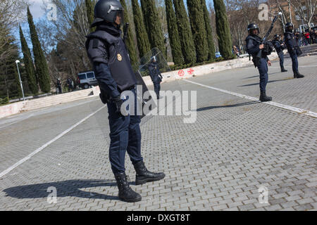 Madrid, Espagne. Mar 26, 2014. Certains étudiants ont occupé l'université et fait une barricade près de l'Université d'histoire et de philosophie, à Madrid, Espagne, le 26 mars 2014. La police est venue autour de onze heures pour bloquer l'aera et pour entrer dans l'université. (Photo de Michael Bunel/NurPhoto) Crédit : Michael Bunel/NurPhoto ZUMAPRESS.com/Alamy/Live News Banque D'Images