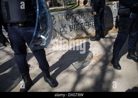 Madrid, Espagne. Mar 26, 2014. Certains étudiants ont occupé l'université et fait une barricade près de l'Université d'histoire et de philosophie, à Madrid, Espagne, le 26 mars 2014. La police est venue autour de onze heures pour bloquer l'aera et pour entrer dans l'université. (Photo de Michael Bunel/NurPhoto) Crédit : Michael Bunel/NurPhoto ZUMAPRESS.com/Alamy/Live News Banque D'Images