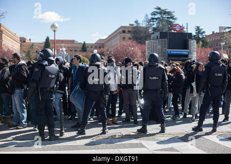 Madrid, Espagne. Mar 26, 2014. Certains étudiants ont occupé l'université et fait une barricade près de l'Université d'histoire et de philosophie, à Madrid, Espagne, le 26 mars 2014. La police est venue autour de onze heures pour bloquer l'aera et pour entrer dans l'université. (Photo de Michael Bunel/NurPhoto) Crédit : Michael Bunel/NurPhoto ZUMAPRESS.com/Alamy/Live News Banque D'Images