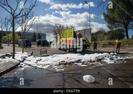 Madrid, Espagne. Mar 26, 2014. Certains étudiants ont occupé l'université et fait une barricade près de l'Université d'histoire et de philosophie, à Madrid, Espagne, le 26 mars 2014. La police est venue autour de onze heures pour bloquer l'aera et pour entrer dans l'université. (Photo de Michael Bunel/NurPhoto) Crédit : Michael Bunel/NurPhoto ZUMAPRESS.com/Alamy/Live News Banque D'Images