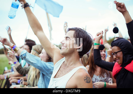 L'homme avec de l'eau bouteille cheering at music festival Banque D'Images