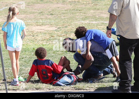 Leni Samuel, Henry Samuel, Seal et Johan Samuel Seal avec son fils à son jeu de soccer cleats de Brentwood à Los Angeles, Californie - 27.10.12 comprend : Leni Samuel, Henry Samuel, Seal et Johan Samuel Quand : 27 Oct 2012 Banque D'Images