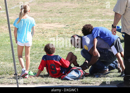 Leni Samuel, Henry Samuel, Seal et Johan Samuel Seal avec son fils à son jeu de soccer cleats de Brentwood à Los Angeles, Californie - 27.10.12 comprend : Leni Samuel, Henry Samuel, Seal et Johan Samuel Quand : 27 Oct 2012 Banque D'Images