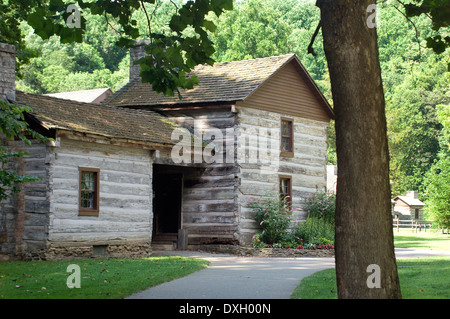 Log home en 1816, Spring Mill Pioneer Village, Indiana. Photographie numérique Banque D'Images