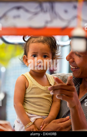 La mère et l'enfant à Nagoya, Batam, Indonésie Banque D'Images