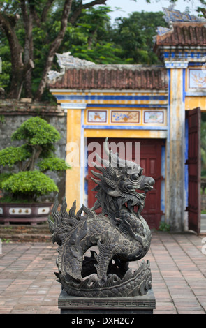 Dragon Statue hors Duyet Thi Théâtre Royal dans le parc de la Citadelle (ville impériale) à Hué Banque D'Images
