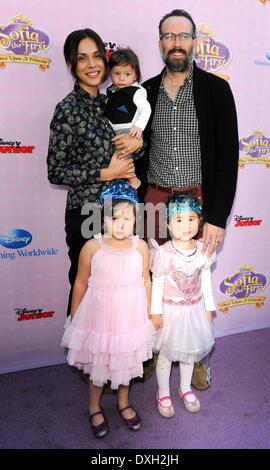 Jason Lee avec son épouse Ceren Alkac, fils et fille de Sonny Casper Los Angeles première de Disney Channel's 'Sofia Le premier : Il était une princesse' à la Walt Disney Studios - Arrivées Burbank, Californie - 10.11.12 Avec : Jason Lee avec son épouse Ceren Alkac,fils Sonny et sa fille Casper Quand : 10 Nov 2012 Banque D'Images