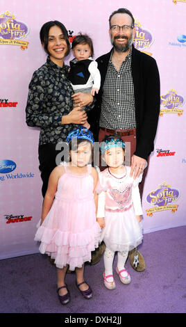 Jason Lee avec son épouse Ceren Alkac, fils et fille de Sonny Casper Los Angeles première de Disney Channel's 'Sofia Le premier : Il était une princesse' à la Walt Disney Studios - Arrivées Burbank, Californie - 10.11.12 Avec : Jason Lee avec son épouse Ceren Alkac,fils Sonny et sa fille Casper Quand : 10 Nov 2012 Banque D'Images