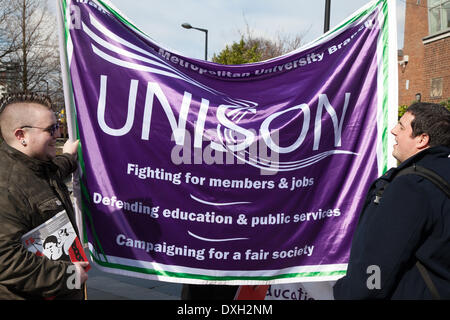 'The Teachers Union' Manchester, Royaume-Uni 26 mars 2014. Bannière Unison à la Journée d'action des enseignants. Des centaines d’enseignants à travers le Nord-Ouest sont en grève mercredi, forçant la fermeture de nombreuses écoles. Les NUT boycottent les classes dans le cadre d'un conflit en cours sur les salaires, les réductions de pensions et les conditions de travail. Les enseignants ont organisé un certain nombre de rassemblements dans le Nord-Ouest dans le cadre de leur action syndicale. Banque D'Images