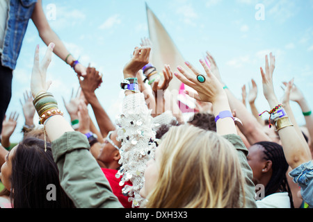 Atteindre des fans de serrer la main à performer au festival de musique Banque D'Images