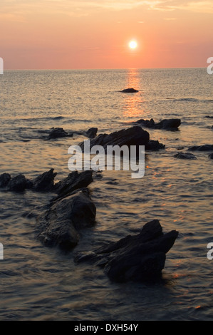 Coucher de soleil depuis le village de Crovie, Aberdeenshire, Ecosse. Banque D'Images