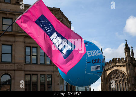 Manchester, UK 26 Mars, 2014. Drapeau de l'écrou et de ballon à la journée d'action des enseignants. Des centaines d'enseignants dans le nord-ouest en grève le mercredi, forçant la fermeture de nombreuses écoles. L'écrou boycottent les classes comme partie d'un différend concernant la paie, coupes dans les retraites et les conditions de travail. Les enseignants ont tenu un certain nombre de rallyes dans le nord-ouest dans le cadre de leur action syndicale. Credit : Marphotographics/Alamy Live News Banque D'Images