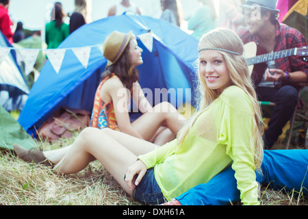 Portrait de femme avec leurs amis à l'extérieur de la tente à music festival Banque D'Images