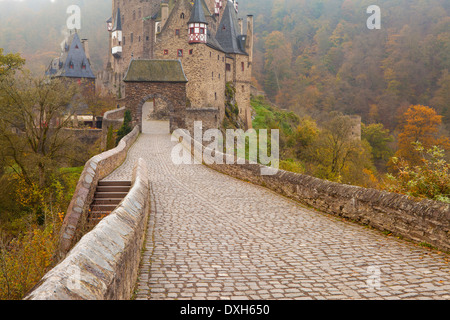 Château d'Eltz en automne, Rheinland-Pfalz, Allemagne Banque D'Images