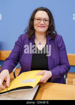 Berlin, Allemagne. Mars 26th, 2014. Le ministre de l'Intérieur, Thomas de Maizière, et le ministre du Travail, Andrea Nahles donner une conférence de presse sur le thème "L'utilisation des systèmes de sécurité sociale par les citoyens de l'UE' dans la maison de la conférence de presse à Berlin. / Photo : Andrea Nahles (SPD), ministre allemand du travail et des affaires sociales. Credit : Reynaldo Chaib Paganelli/Alamy Live News Banque D'Images