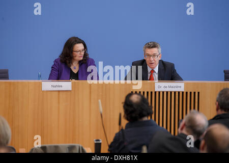 Berlin, Allemagne. Mars 26th, 2014. Le ministre de l'Intérieur, Thomas de Maizière, et le ministre du Travail, Andrea Nahles donner une conférence de presse sur le thème "L'utilisation des systèmes de sécurité sociale par les citoyens de l'UE' dans la maison de la conférence de presse à Berlin. / Photo : Andrea Nahles (SPD), ministre allemand du travail et des affaires sociales, et Thomas de Maizière (CDU), Ministre allemand de l'intérieur. Credit : Reynaldo Chaib Paganelli/Alamy Live News Banque D'Images