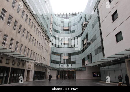 Atmosphère La façade de la maison de diffusion de la BBC, toujours dans l'actualité suite à la récente démission du directeur général de la BBC George Entwistle. Entwistle a annoncé qu'il quittera son poste au cours de l'émission Newsnight "inacceptable", qui faussement impliqué un ancien conservateur dans un scandale d'abus de l'enfant Londres, Angleterre - 17.11.12 comprend : Atmosphère Où : London, Royaume-Uni Quand : 17 Nov 2012 Banque D'Images