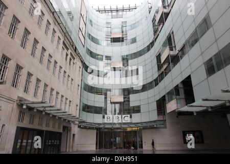 Atmosphère La façade de la maison de diffusion de la BBC, toujours dans l'actualité suite à la récente démission du directeur général de la BBC George Entwistle. Entwistle a annoncé qu'il quittera son poste au cours de l'émission Newsnight "inacceptable", qui faussement impliqué un ancien conservateur dans un scandale d'abus de l'enfant Londres, Angleterre - 17.11.12 comprend : Atmosphère Où : London, Royaume-Uni Quand : 17 Nov 2012 Banque D'Images