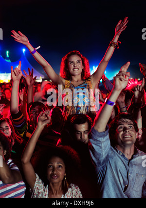 Fans cheering at music festival Banque D'Images