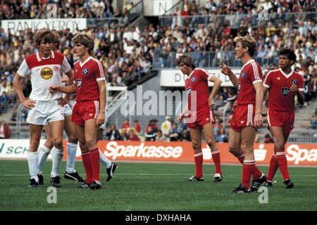 Football, Bundesliga, 1983/1984, stade du Rhin, Fortuna Düsseldorf et Hambourg SV 2:3, scène du match, f.l.t.r. Atli Edvaldsson (Fortuna), Michael Schroeder (HSV), Manfred Kaltz (HSV), Dietmar Jakobs (HSV), William Hartwig (VHS) Banque D'Images