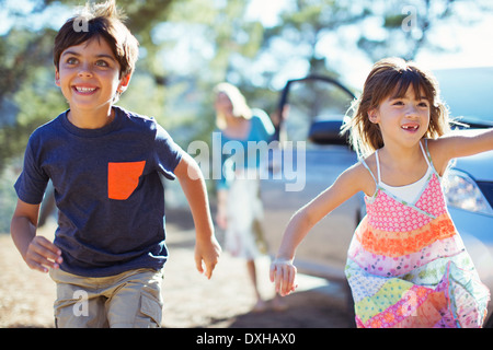 Heureux les enfants courent à partir de la location Banque D'Images