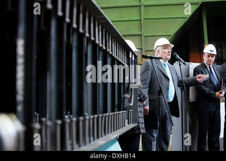 Ostrava, République tchèque. Mar 26, 2014. Le groupe d'ingénierie entreprises de Vitkovice Machinery Group a présenté un exemple pour l'AP1000, qui serait produite si la compagnie Westinghouse Electric Company attribuera le contrat pour l'achèvement de la centrale nucléaire de Temelin. Des représentants des deux sociétés ont également annoncé qu'il avait prolongé l'accord sur les futurs contrats relatifs à ce contrat. Deuxième photo de gauche président de l'Europe à Westinghouse Yves Brachet, à Ostrava, en République tchèque, le 26 mars 2014. © Petr Sznapka/CTK Photo/Alamy Live News Banque D'Images