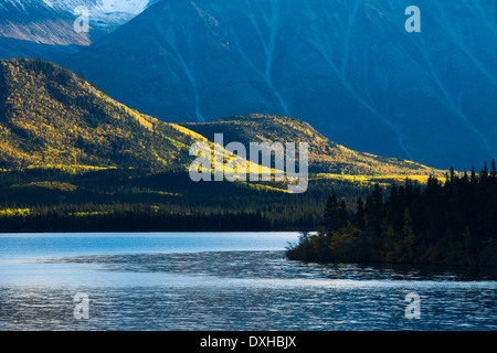 Tushti Lake & Young Peak, British Columbia, Canada Banque D'Images