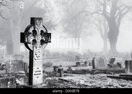 La pierre tombale dans le cimetière de brouillard à Banbury. L'Oxfordshire, Angleterre. Monochrome Banque D'Images