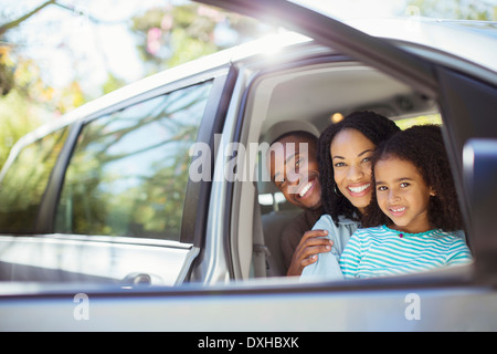 Portrait de famille heureuse à l'intérieur de voiture