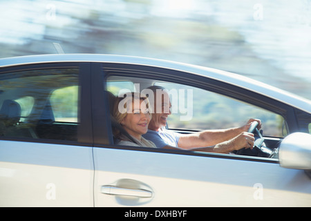 Happy senior couple roulant en voiture Banque D'Images