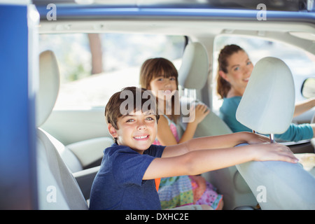 Portrait de famille heureuse à l'intérieur de la voiture Banque D'Images