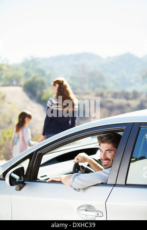 Portrait d'homme heureux à l'intérieur de la voiture Banque D'Images