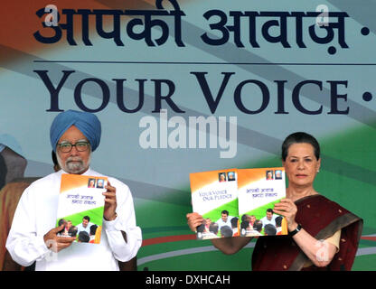 New Delhi, Inde. Mar 26, 2014. La décision de l'Inde Le Président du Parti du congrès Sonia Gandhi (R) et le Premier Ministre indien Manmohan Singh poser pour des photos au cours d'une cérémonie du congrès partie manifeste de presse à New Delhi, Inde, le 26 mars 2014. © Partha Sarkar/Xinhua/Alamy Live News Banque D'Images