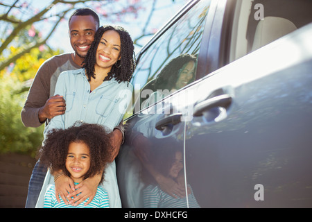 Portrait de famille heureuse à l'extérieur de voiture Banque D'Images