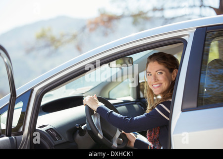Portrait de femme confiante à l'intérieur de voiture Banque D'Images