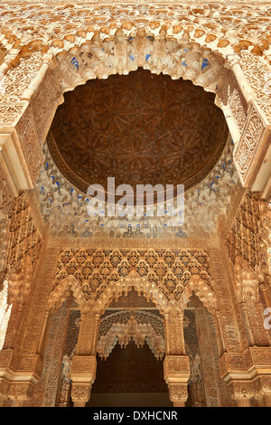 Arabesque ou morcabe stalactite mauresque plafonds, Palacios Nazaries de l'Alhambra. Grenade, Andalousie, espagne.