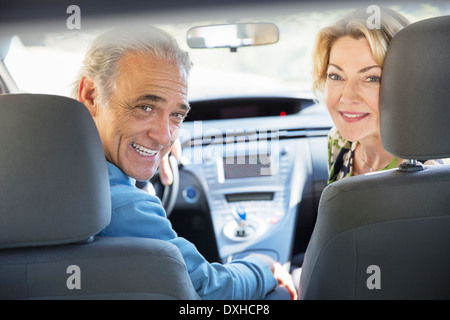 Portrait of happy senior couple à l'intérieur de voiture Banque D'Images