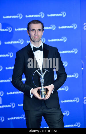 Kuala Lumpur. Mar 26, 2014. BMX rider britannique Jamie Bestwick pose avec son trophée pour l'action du sportif de l'année pendant les Laureus World Sports Awards cérémonie le 26 mars 2014, à Kuala Lumpur, en Malaisie. Credit : Chong Voonchung/Xinhua/Alamy Live News Banque D'Images