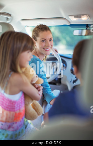 Famille heureuse à l'intérieur de voiture Banque D'Images